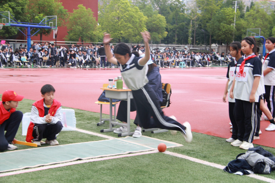 绵绵秋雨 燃情盛开——郑州市第四十八中学2023年秋季田径运动会顺利