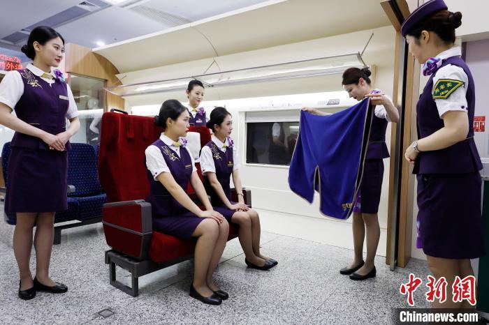 上海:高铁乘务员培训 迎接沪港动卧开行