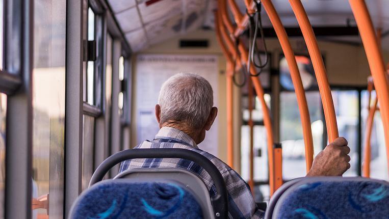 “挤压了正常通勤”，代表建议“调整老人免费乘公交”
