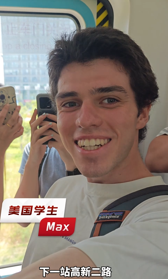 美国留学生空轨初体验  洋腔洋调报站名点赞“中国智造”
