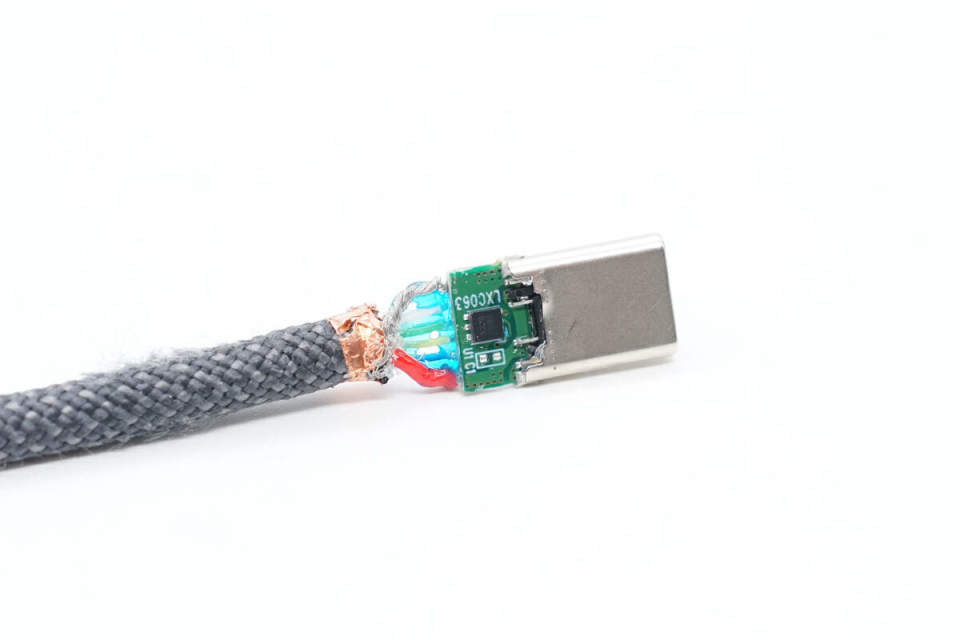 首先切开usb-c插头的注塑外壳,usb-c