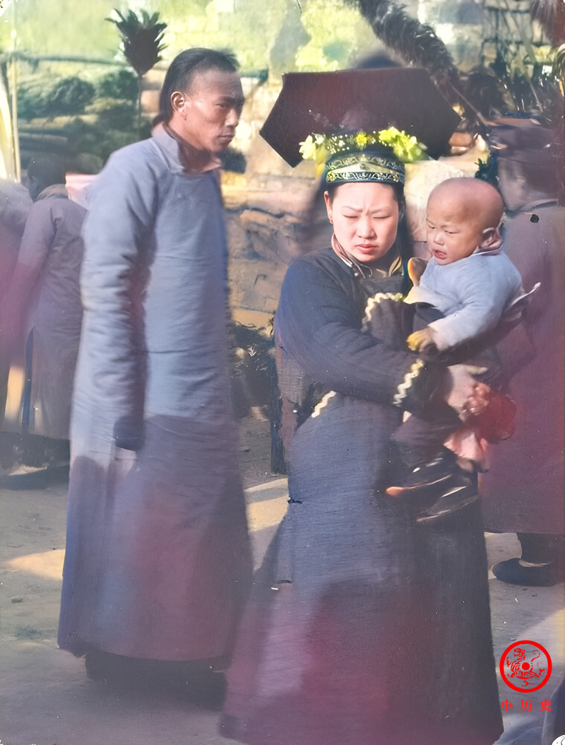 晚清彩色老照片:女子穿短裤干农活,年轻的妈妈抱着孩子逛街_腾讯新闻