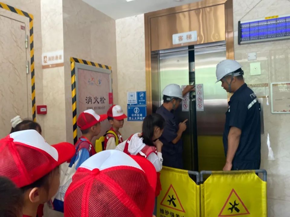 本次演练在碧桂园江山樾社区进行,实战模拟在居民楼内,正在乘坐电梯的