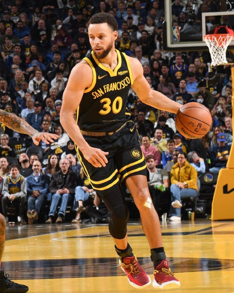 1米88库里单防2米24文班亚马,斑马篮下没打进一脸生无可恋-腾讯新闻