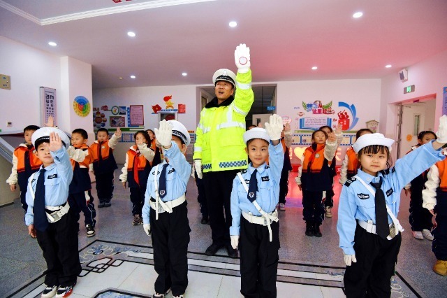 甘肃临泽:校警联动 守护平安