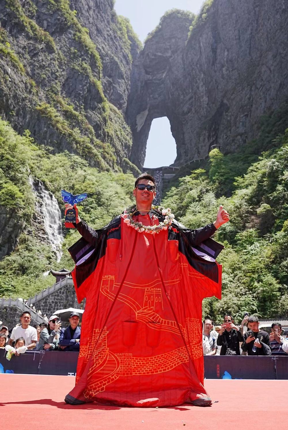 中国首位！“翼装飞人”张树鹏成功穿越张家界天门洞_腾讯新闻