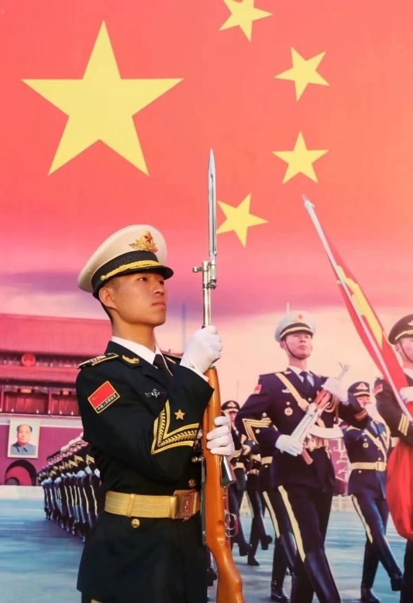 从天安门国旗班走出的创业赤子要为武汉百所学校建立百支国旗护卫队