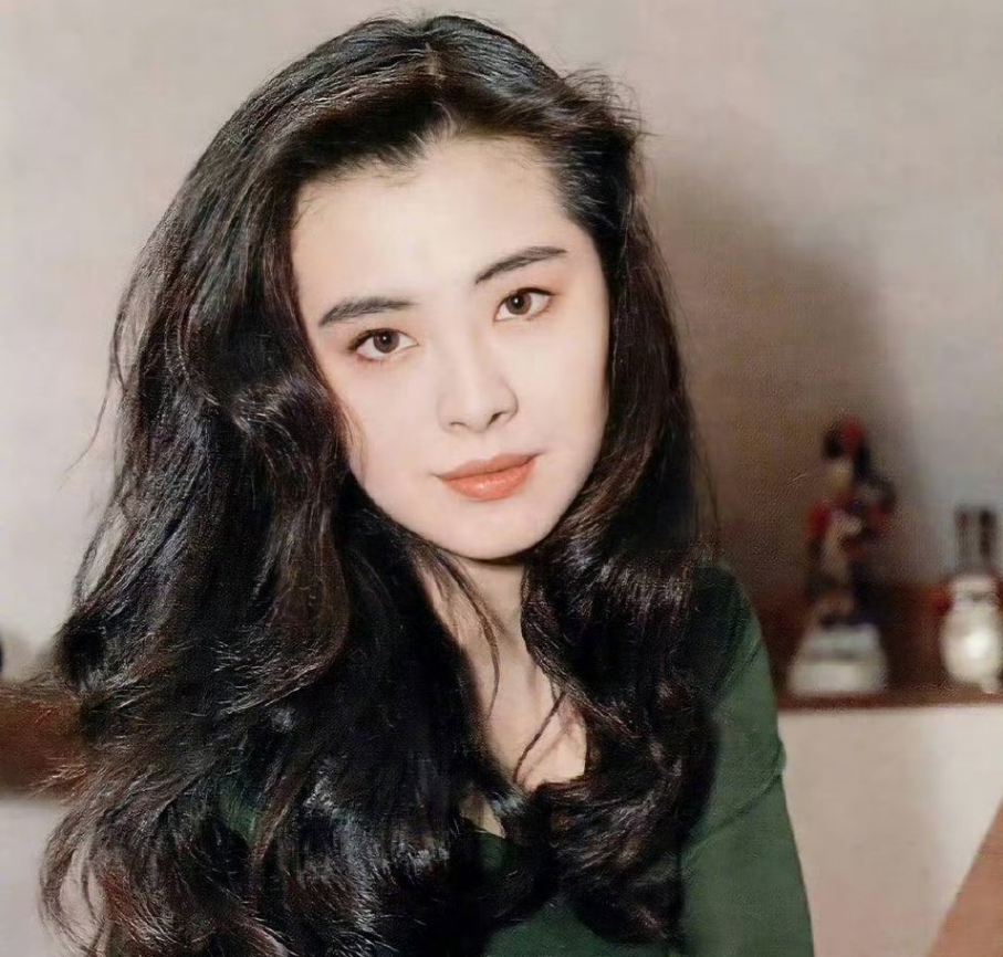 王祖贤近照曝光,双眼变形,拉皮痕迹明显,女神容颜不再_腾讯新闻