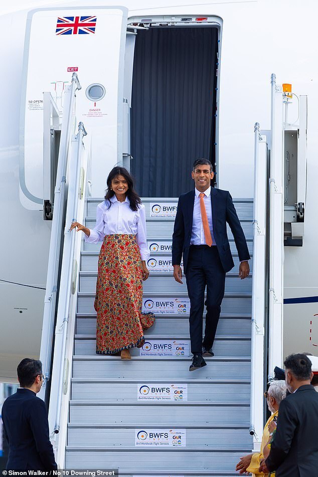 比国王富有的43岁英国首相妻回印度，光脚踢球很放松，是丈夫的贤内助