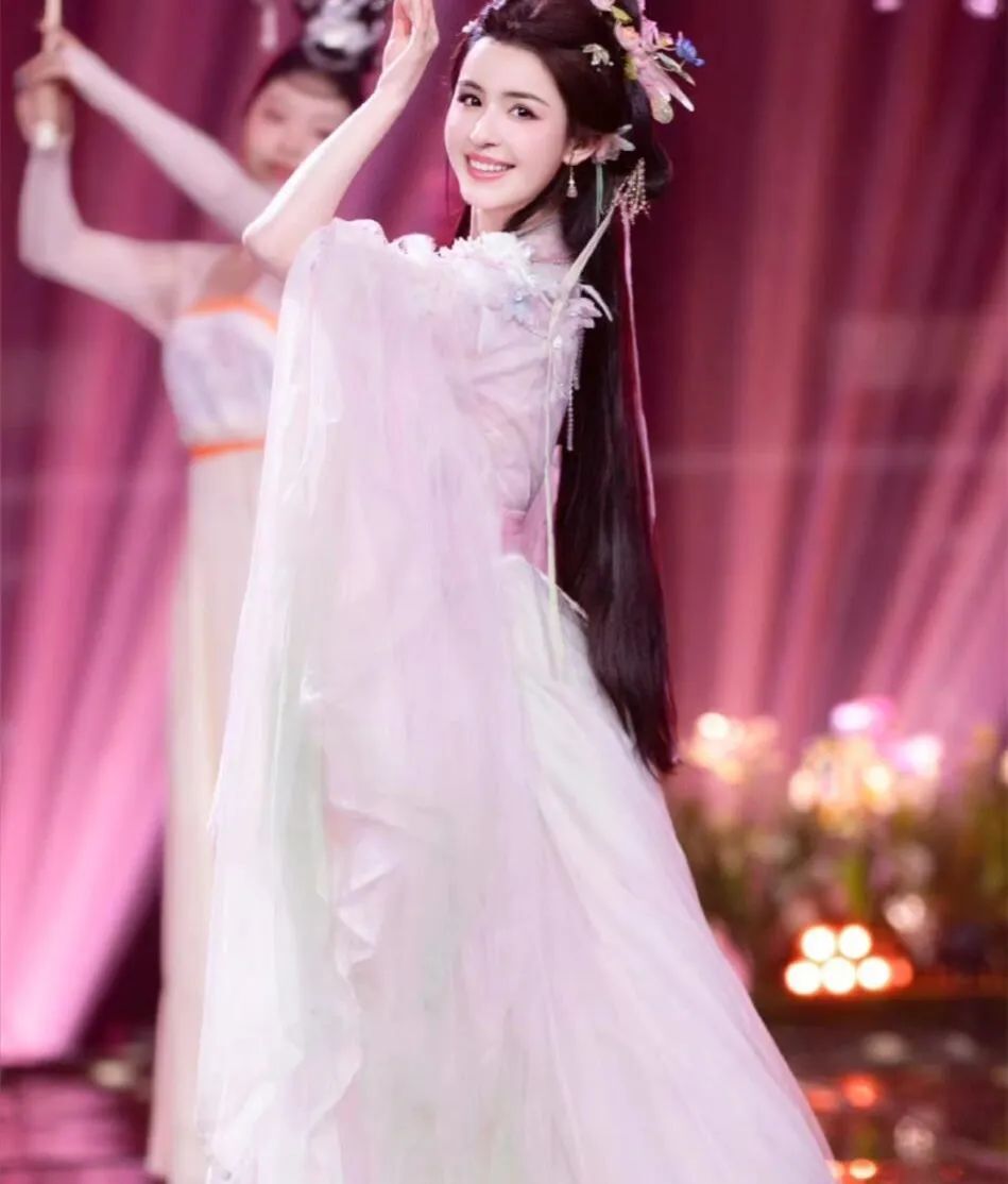 央视网络春晚女明星造型，任敏美出新高度，哈妮克孜化身荷花仙子_腾讯新闻