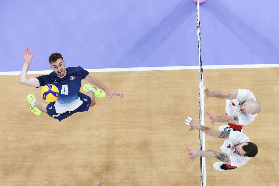 8月10日,法国队球员帕特里(左)在比赛中扣球.