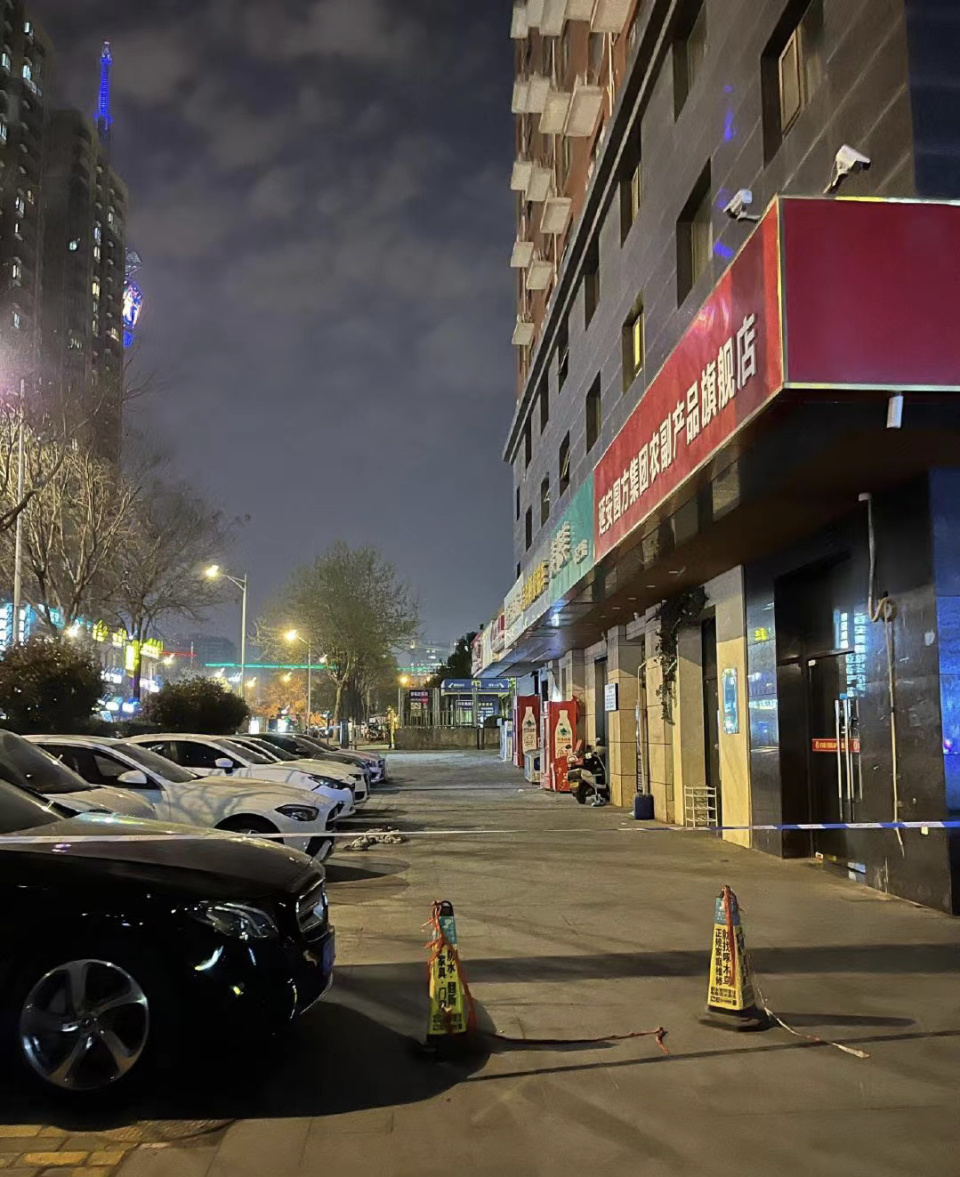 男子29层坠楼砸中5岁男孩,警方凌晨通报:2人死亡