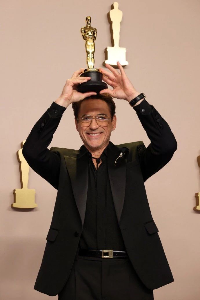 imgoldenman小唐尼亲吻小金人依旧那么骚气