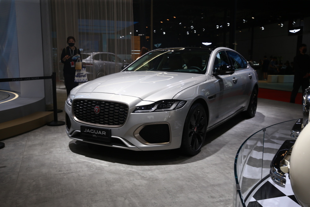 换装第三代采埃孚8at捷豹xfl亮相上海车展