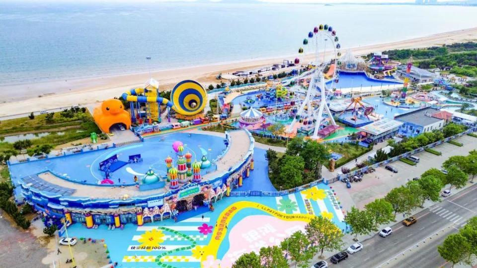 与此同时,银滩海洋公园的直升机海上巡游体验即将开放,小程序上和抖音