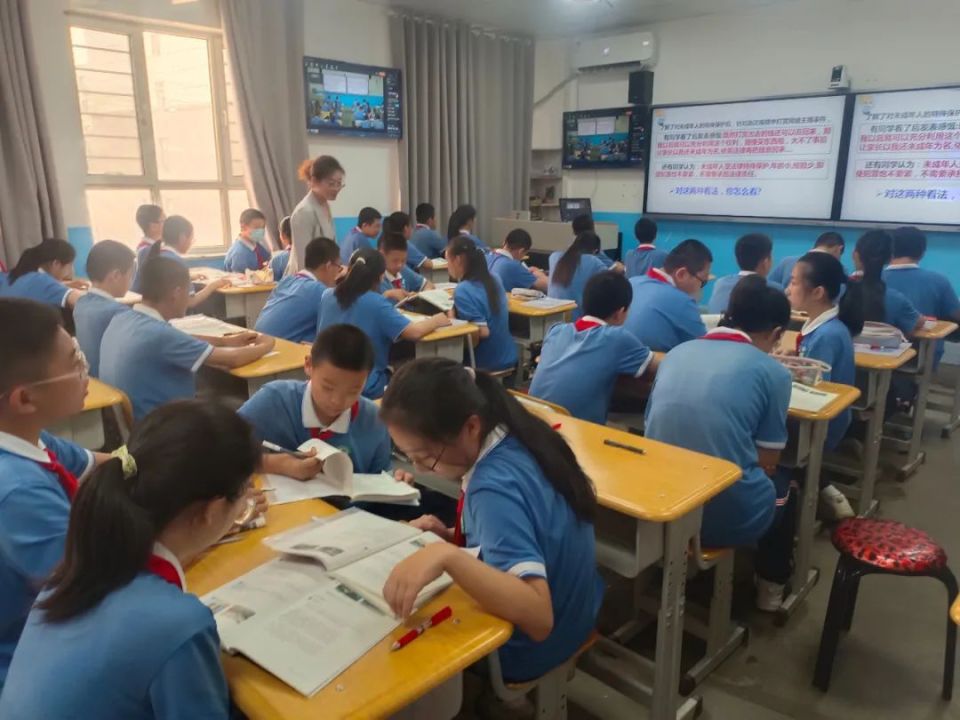 课上,哈密市第八小学书记以《红军不怕远征难》为题,用学生喜闻乐见的