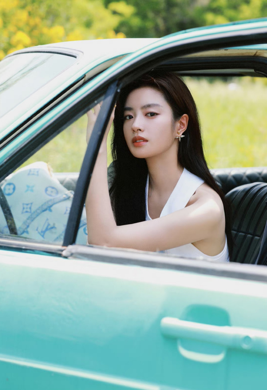 徐若晗起点非常高,成龙力捧,入行就搭档刘德华,饰演女主角,以及出演