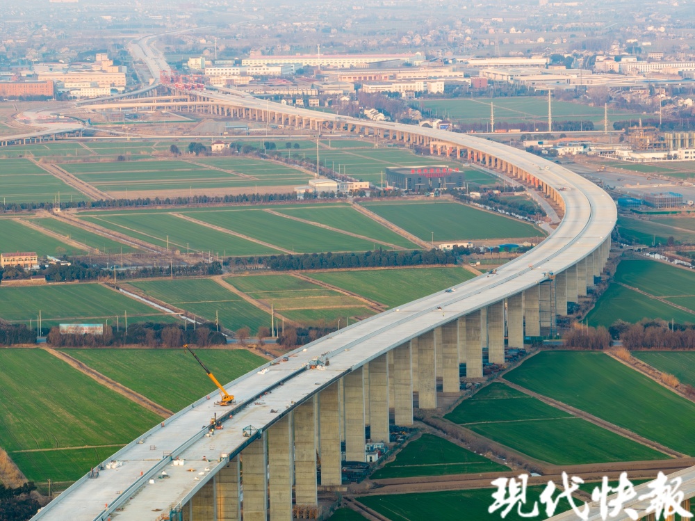 常泰长江大桥及南北公路接线工程是江苏"十五射六纵十横"高速公路网中