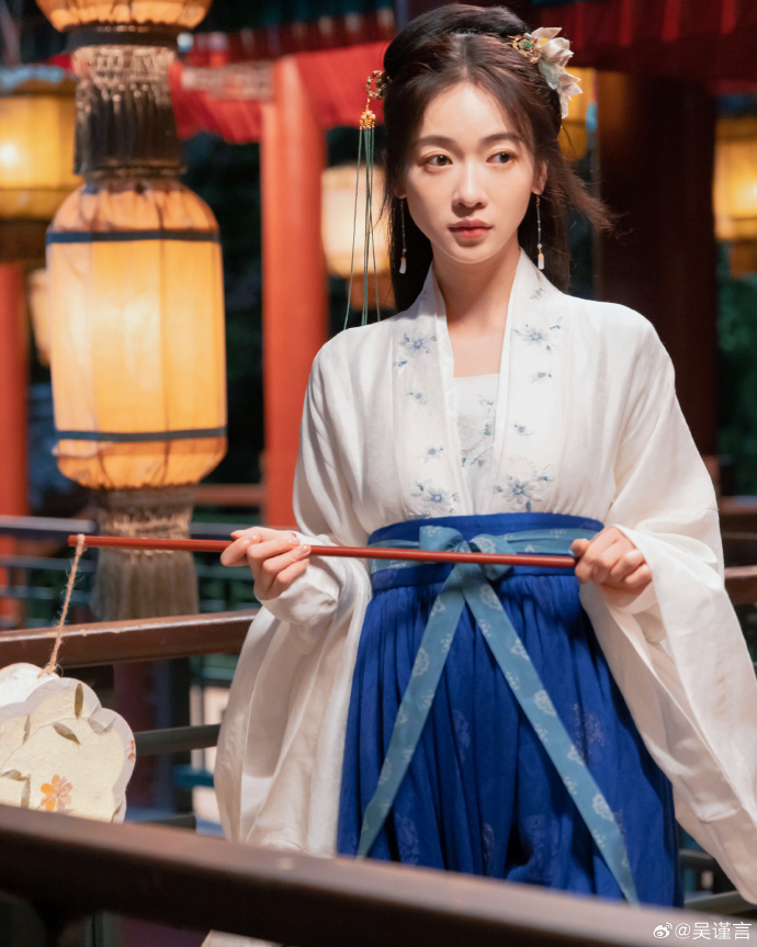 吴谨言古装造型温柔明艳,提灯回眸超惊艳,绝美五官宛如初恋