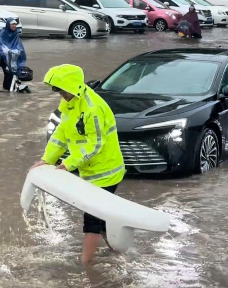 山西晋中榆次发布暴雨红色预警,多部门抢修救援应对城市内涝,有交警破