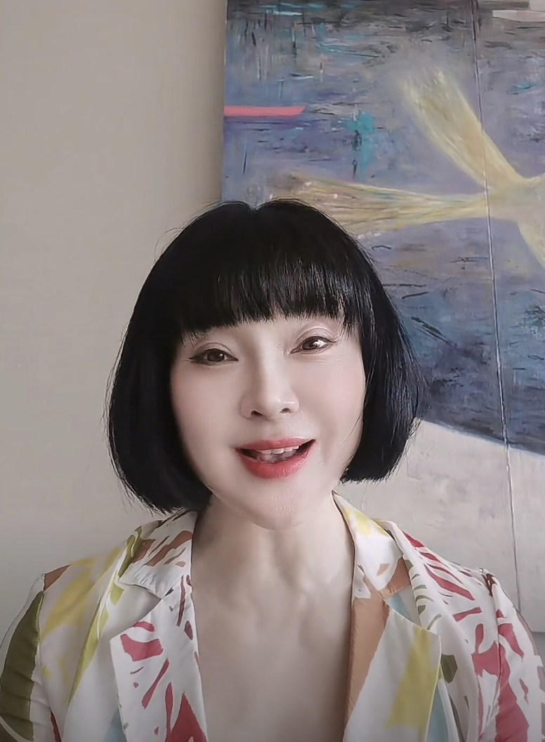 歌手陈红去美国参加儿子的毕业典礼母子俩像姐弟儿媳是外国人