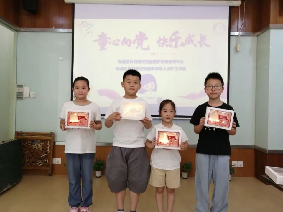 趣味问答环节中,孩子们积极参与,举手抢答,深刻感受着党和国家事业