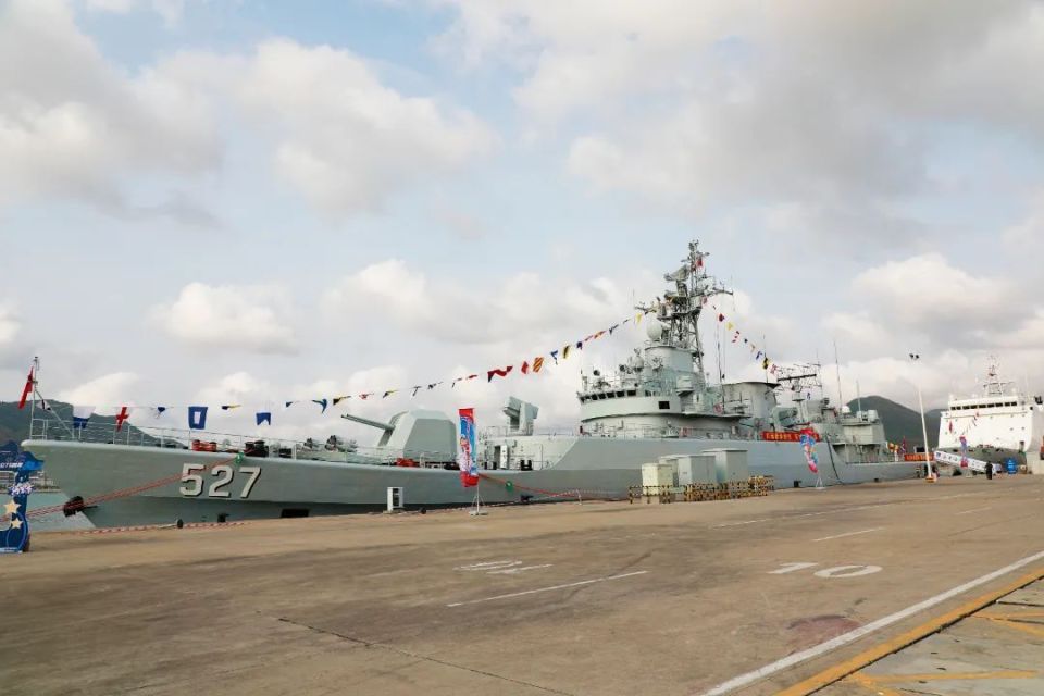 迎接民众来参观体验洛阳舰,友爱号医院船悬挂满旗三亚某军港码头三亚