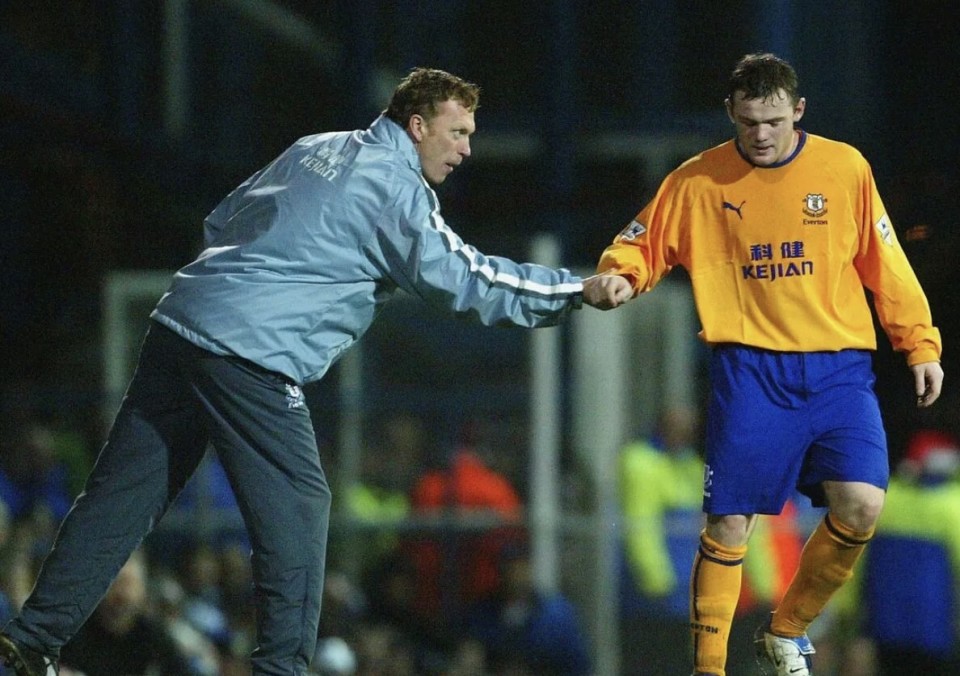 鲁尼在2004年以3700万欧元的高价从埃弗顿转会曼联.