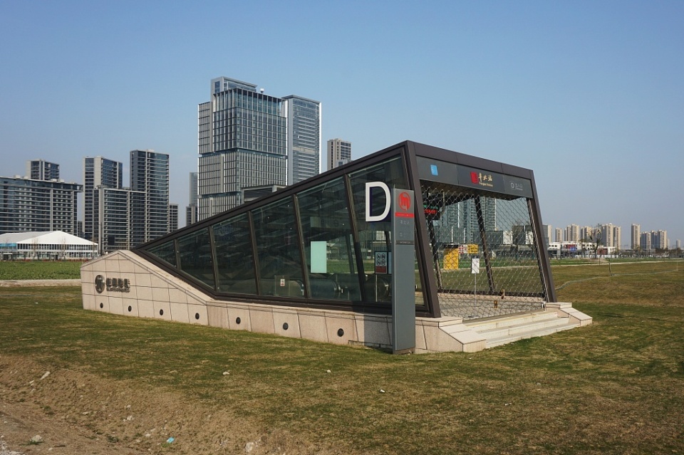 日前,有网友通过人民网领导留言板反映,杭州地铁英文字母标注出入口