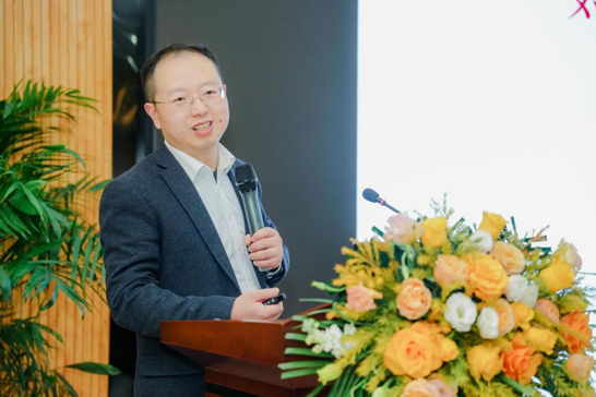 南昌二中副校长唐思峰,南昌市政研学营地运营总监李翔分别从旅行社