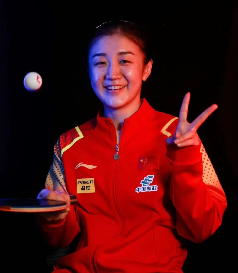 陈梦真漂亮中国女乒女神头戴白色棒球帽飞抵韩国仁川