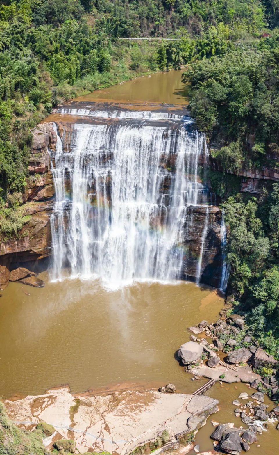 最"红"的贵州小城,藏着夏日看水天花板