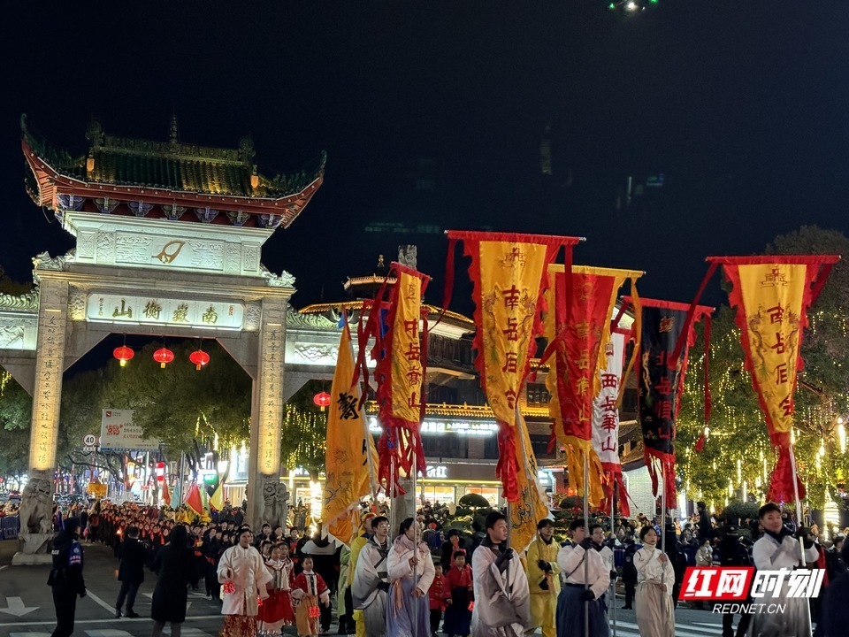 组图|湖南南岳:看火灯,逛庙会,观龙腾狮舞闹元宵_腾讯新闻