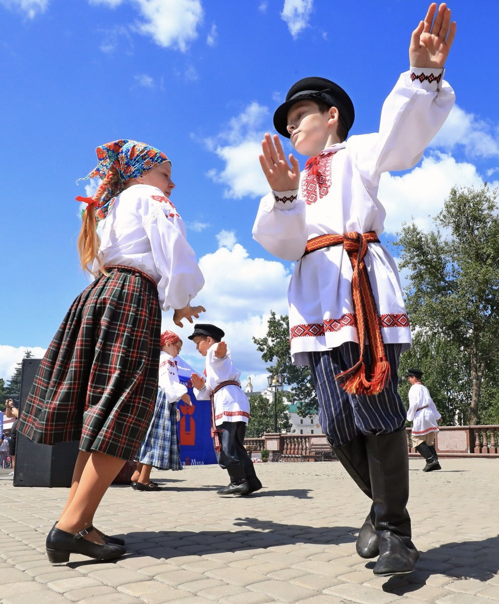 白俄罗斯举办民族舞蹈比赛_腾讯新闻