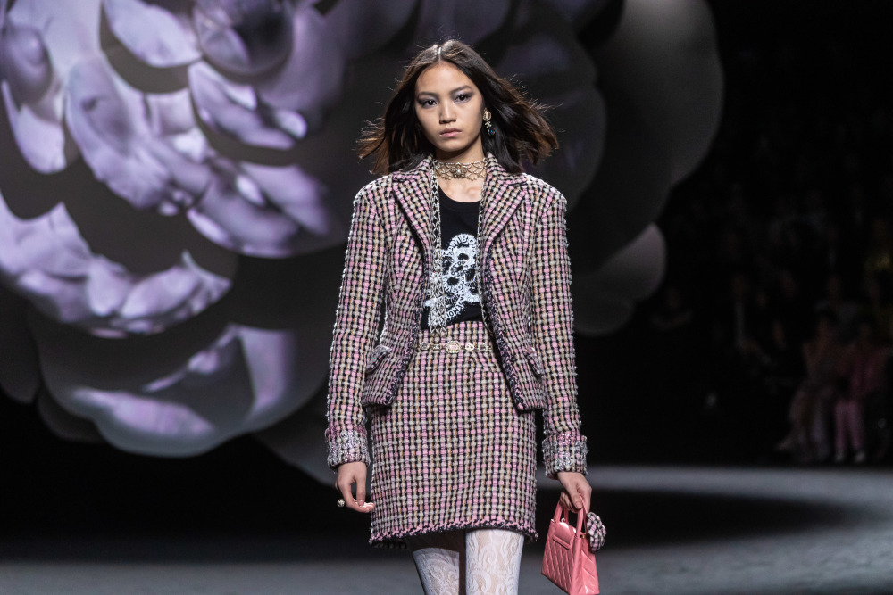 3月7日,模特在法国巴黎时装周上展示香奈儿品牌的2023-2024秋冬新款