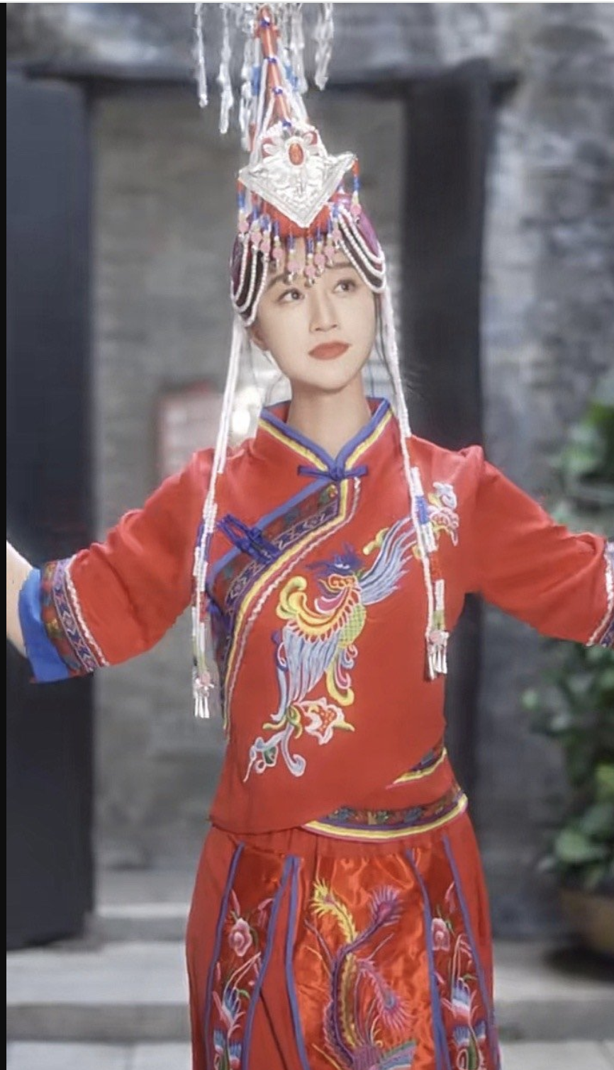 根据网友们的路透,蓝盈莹民族服饰很美,也没有明星的架子.