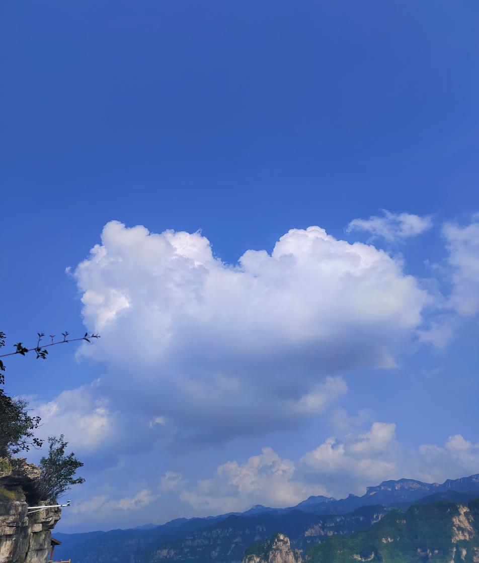 八泉峡的天空是绵绵的糖