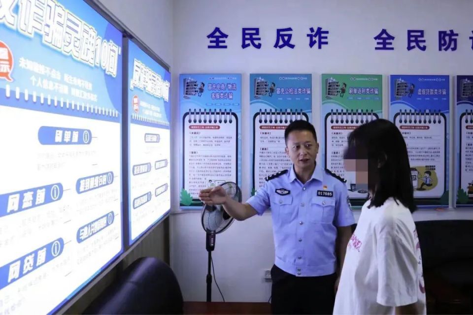 在"反诈唤醒区",专门定制的十类高发电诈案件宣传灯箱,通过对号分类