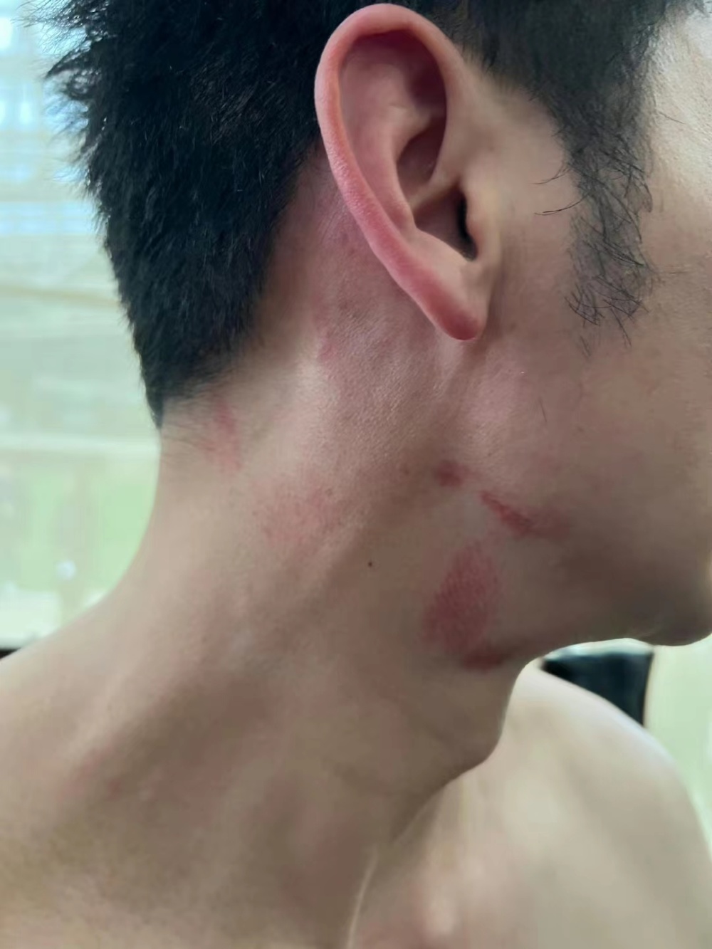 疑似有人造谣说李晨脖子有唇印,工作室发文否认.