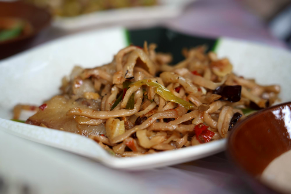 青山苗族乡"四月八" 长桌宴上迎贵客