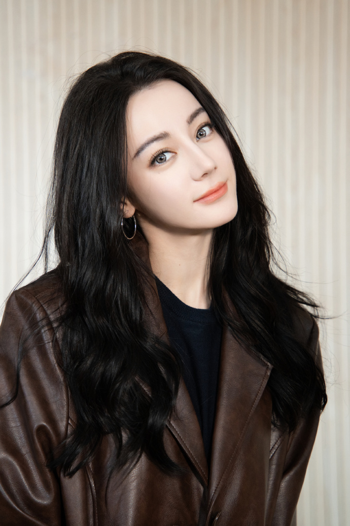 迪丽热巴新剧开机晒美照,嘟嘴卖萌甜如少女,和黄景瑜再传绯闻