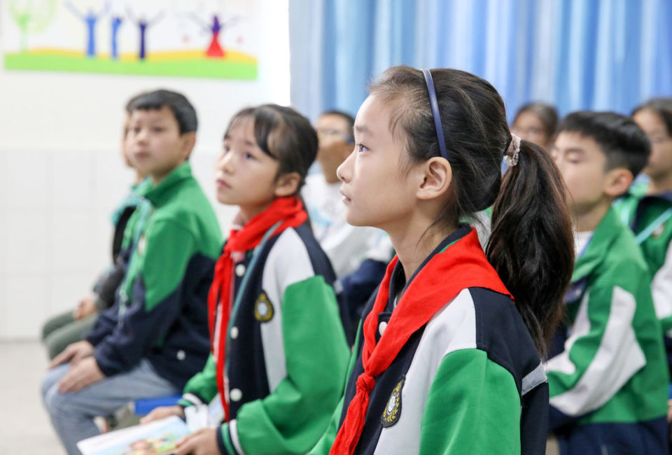 2022年11月2日,四川省广安市双河小学学生在认听取社会工作者所作的"