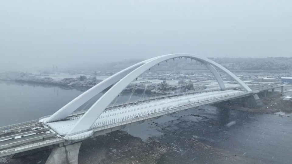 绵阳涪江大桥全长603米,其中主桥跨度为255米,为下承式钢箱梁提篮拱桥