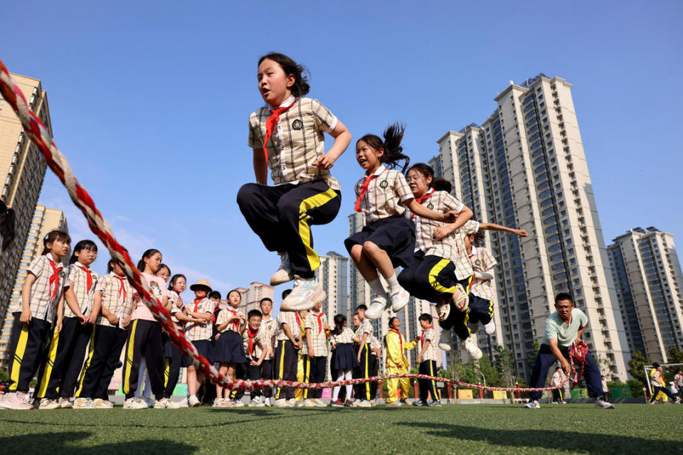 玩趣味游戏喜迎六一国际儿童节;东湖小学的学生在参加跳绳活动,拔河