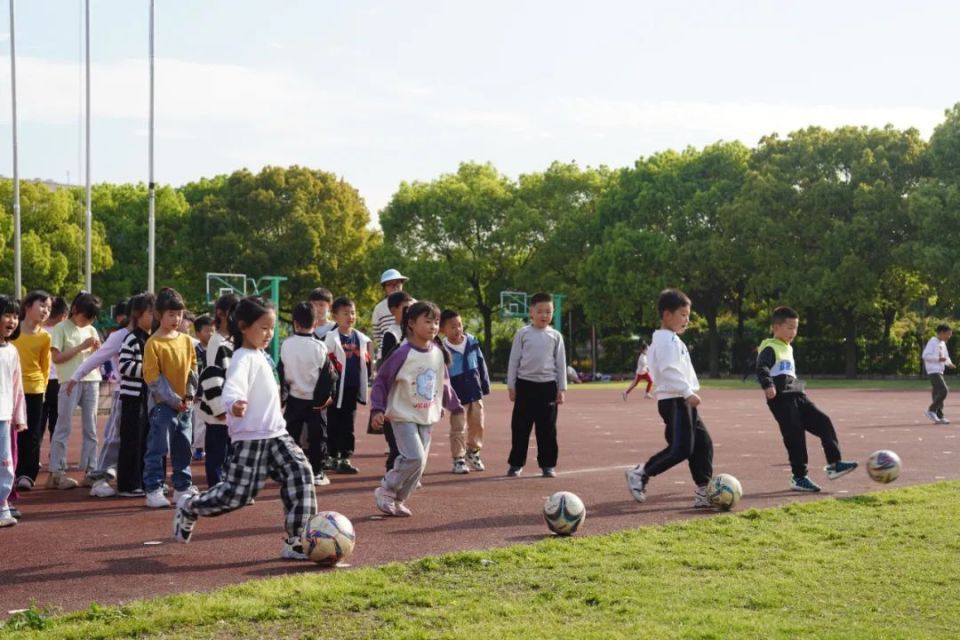 学生们纷纷走出教室,化身小小运动健将,开启每周最期待和快乐的足球