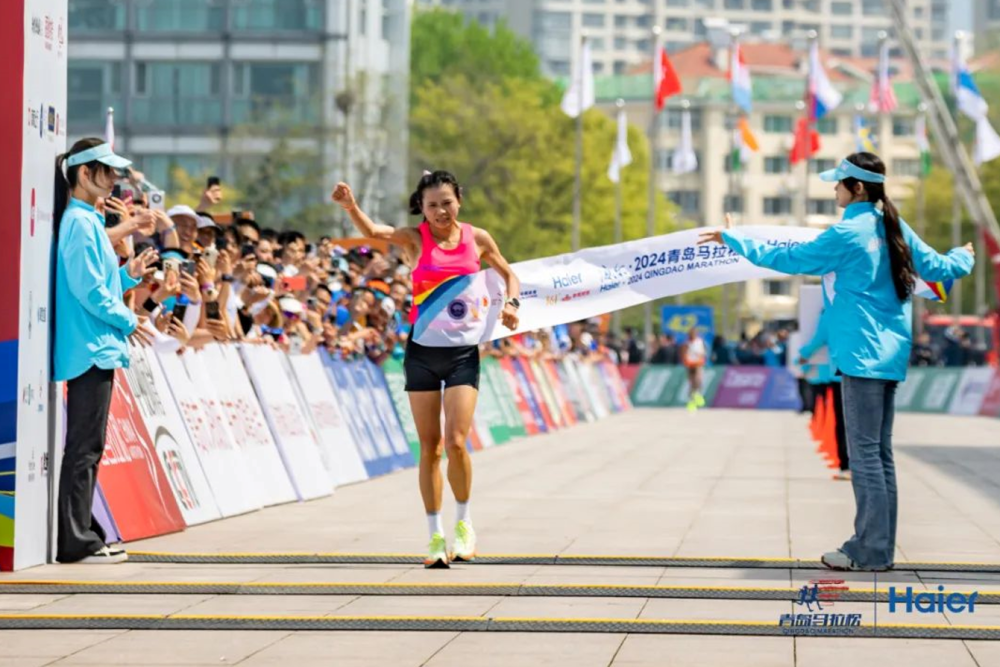 男子半程马拉松项目洪跃以01:06:14.393的成绩夺冠.