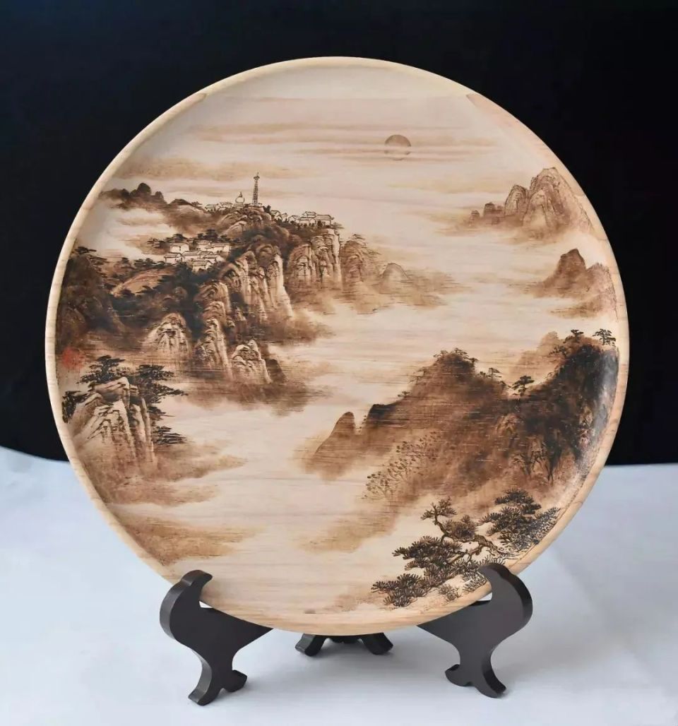 绢等材料上勾画烘烫作画,巧妙自然地把绘画艺术的各种表现技术与烙画