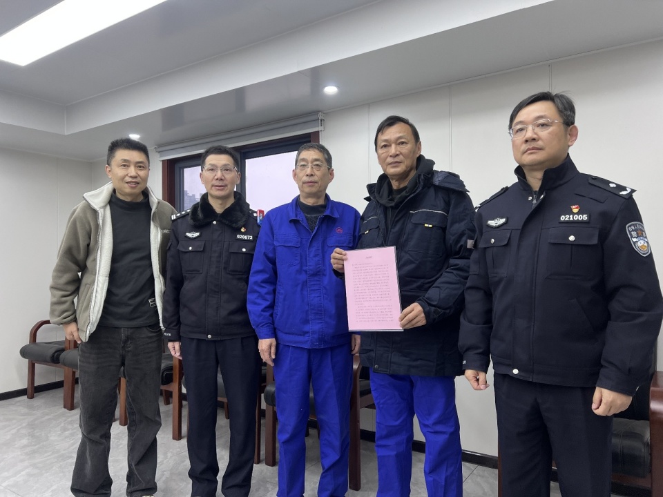 清晨长江上，三名水上环卫工救起一名年轻女子