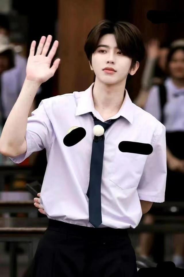 蔡徐坤妈妈炸裂过往:当着儿子同事面热舞,用"舔脚趾"pua粉丝_腾讯新闻