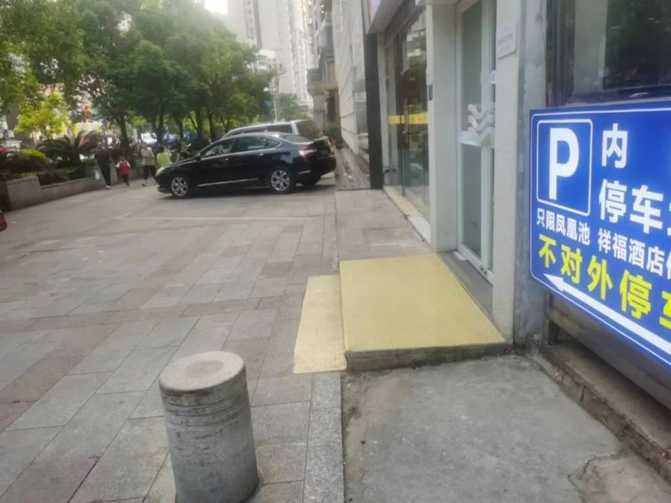 【微友吐槽】停车位为何占用人行道,究竟是方便谁?